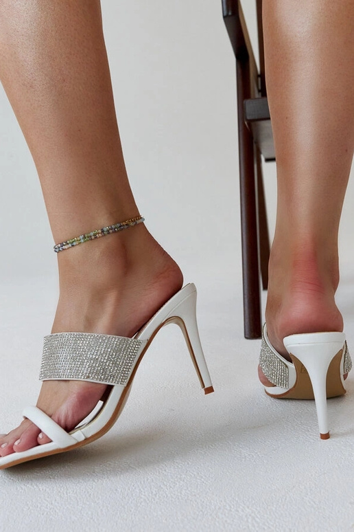 Weiße Pantoletten mit hohen Absätzen,... Weiße Pantoletten mit hohen Absätzen,...