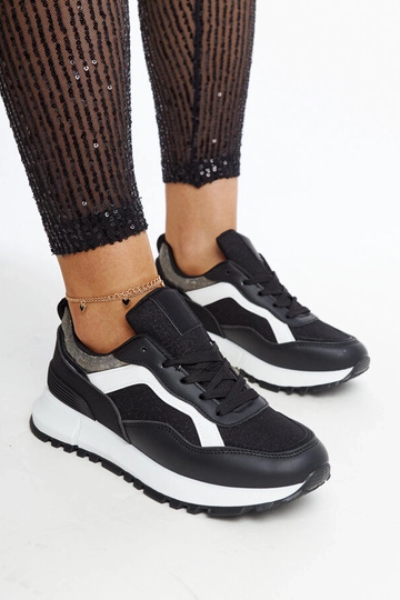 Schwarze Plateau-Sneakers...