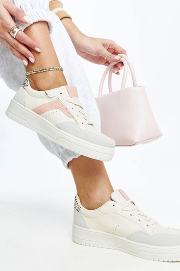 Weiße Sneaker auf der...