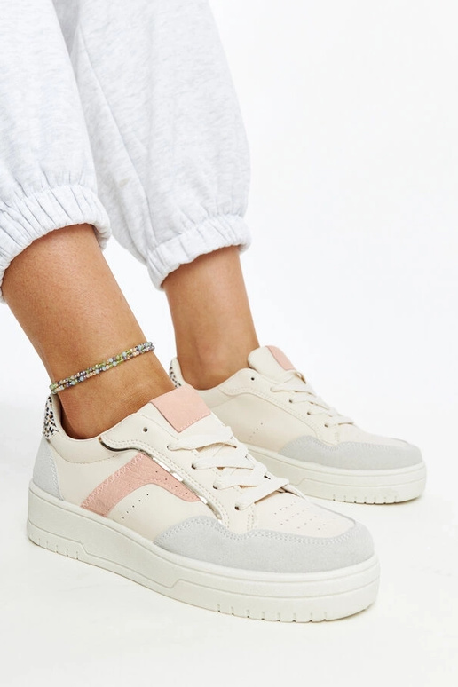 Weiße Sneaker auf der Walda-Plattform Weiße Sneaker auf der Walda-Plattform