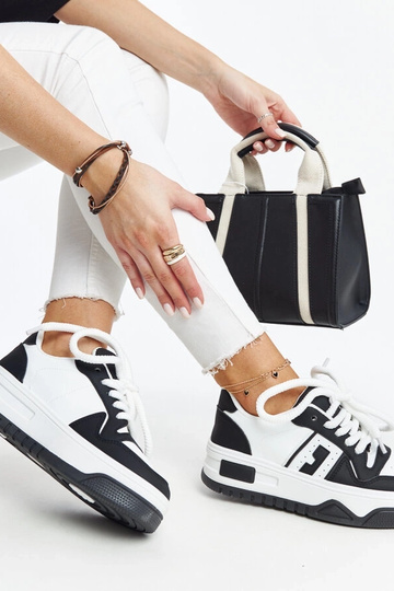 Schwarz-weiße Sneaker mit...