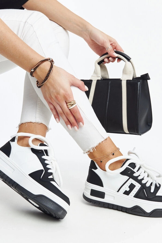 Schwarz-weiße Sneaker mit dicker... Schwarz-weiße Sneaker mit dicker...