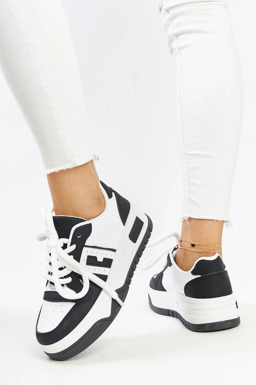 Schwarz-weiße Sneaker mit dicker... Schwarz-weiße Sneaker mit dicker...