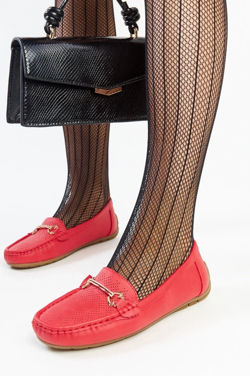 Rote Loafer mit dekorativer Schnalle... Rote Loafer mit dekorativer Schnalle...