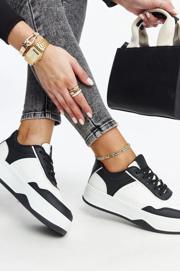 Schwarze und weiße Sneaker mit dickerer Sohle Rumai 2