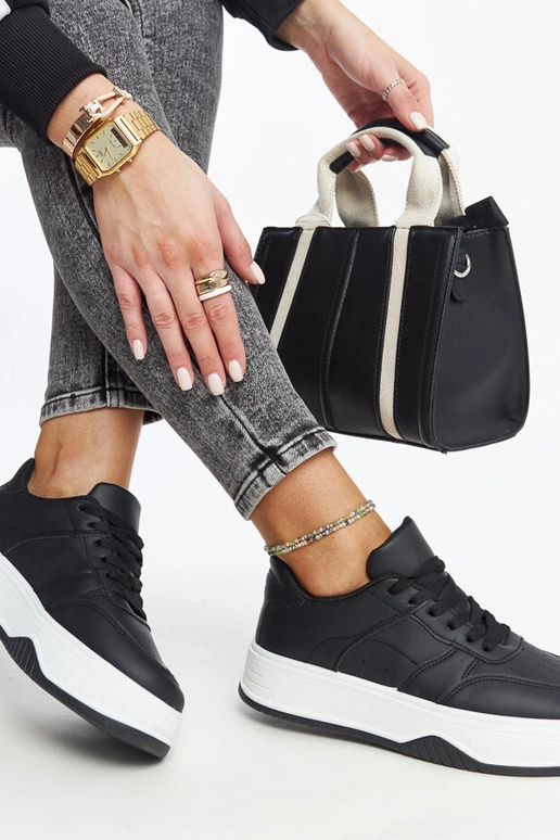 Schwarze Sneaker mit dickerer Sohle...