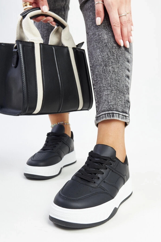 Schwarze Sneaker mit dickerer Sohle...