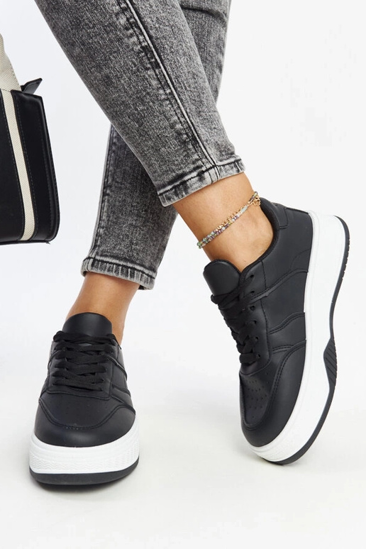 Schwarze Sneaker mit dickerer Sohle...