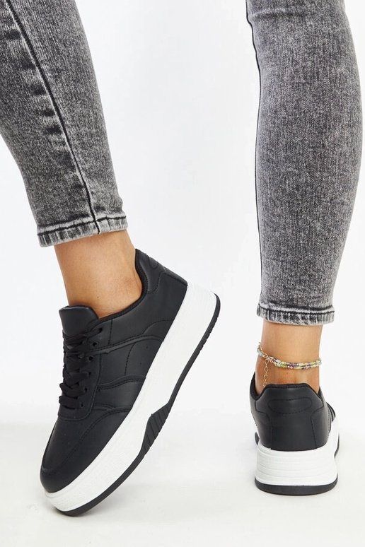 Schwarze Sneaker mit dickerer Sohle...