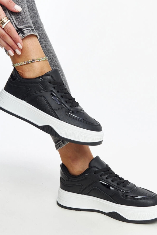 Schwarze Sneaker mit dickerer Sohle...