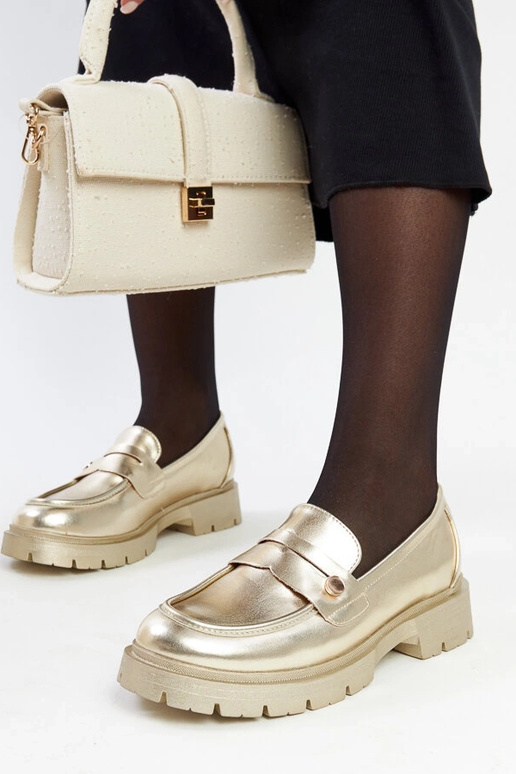 Goldene Mokassins aus Kunstleder...