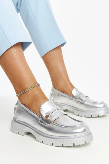 Silberne Schuhe aus...