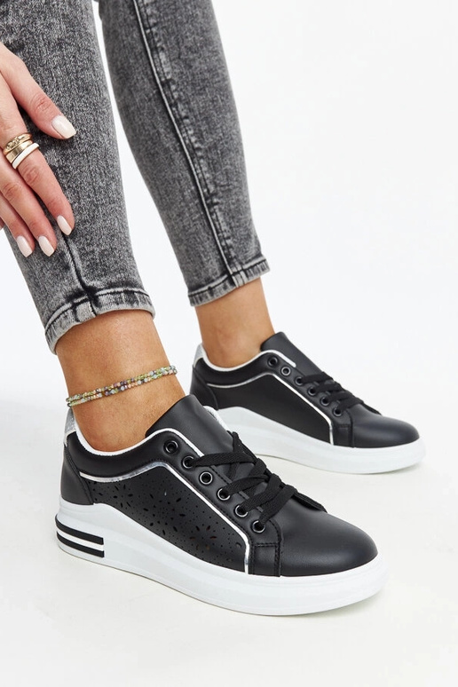 Schwarze durchbrochene Sneakers mit... Schwarze durchbrochene Sneakers mit...
