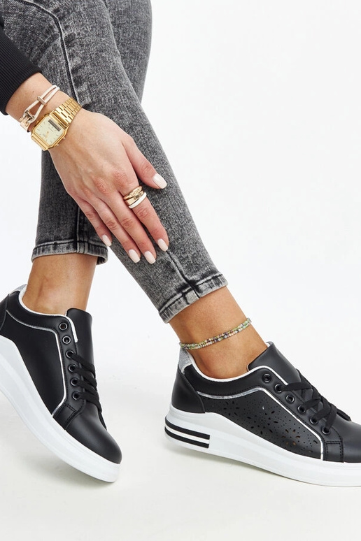 Schwarze durchbrochene Sneakers mit... Schwarze durchbrochene Sneakers mit...