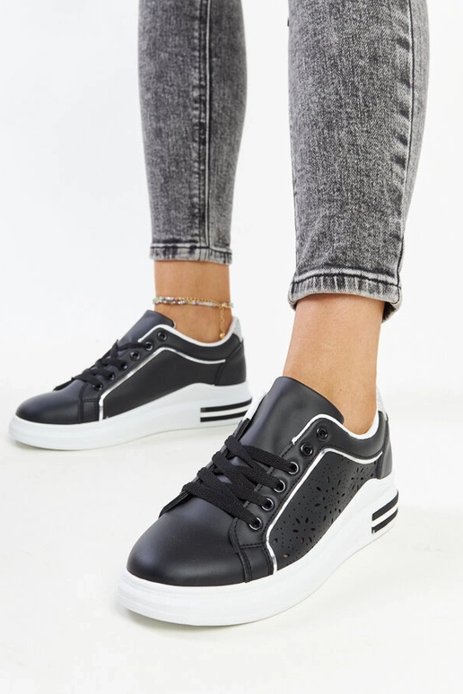 Schwarze durchbrochene Sneakers mit... Schwarze durchbrochene Sneakers mit...