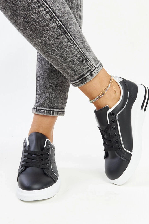 Schwarze durchbrochene Sneakers mit... Schwarze durchbrochene Sneakers mit...