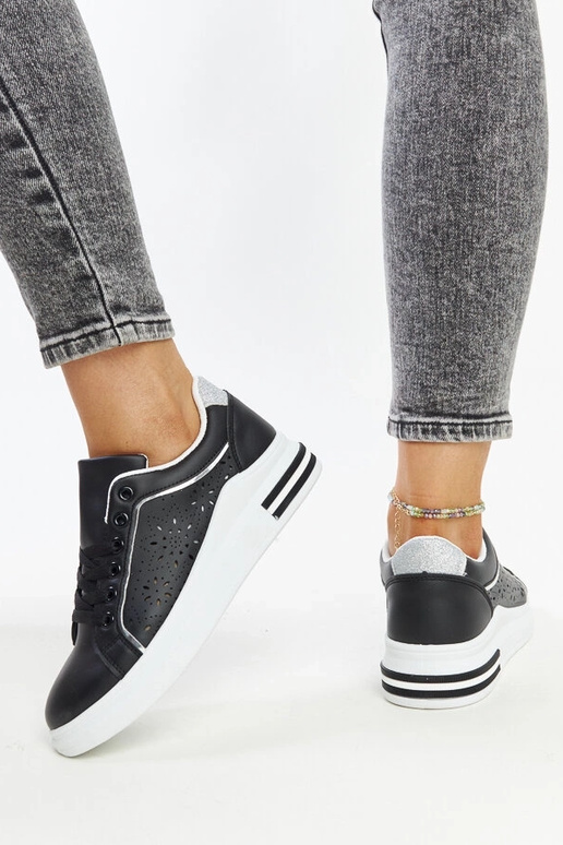 Schwarze durchbrochene Sneakers mit... Schwarze durchbrochene Sneakers mit...