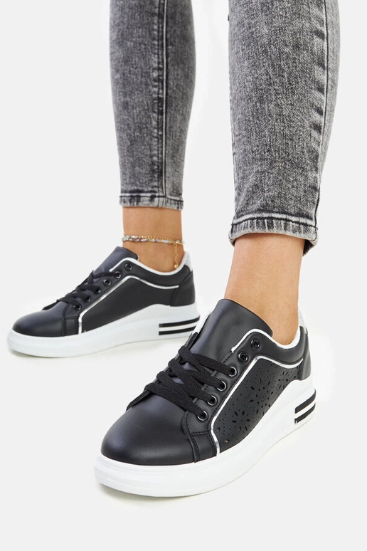 Schwarze durchbrochene Sneakers mit... Schwarze durchbrochene Sneakers mit...