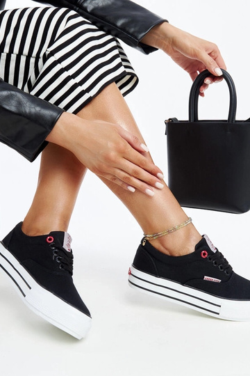 Schwarze Damen-Sneaker mit dicker Sohle CROSS JEANS