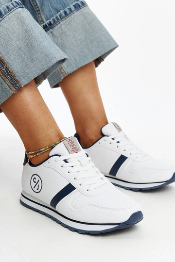 Weiße und marineblaue Damen-Sneakers von CROSS JEANS