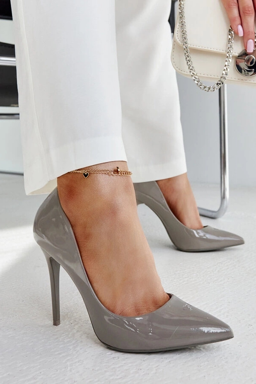 Dunkelgraue lackierte Pumps mit... Dunkelgraue lackierte Pumps mit...