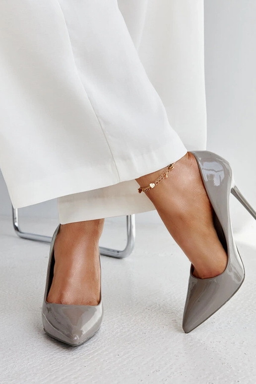 Dunkelgraue lackierte Pumps mit... Dunkelgraue lackierte Pumps mit...