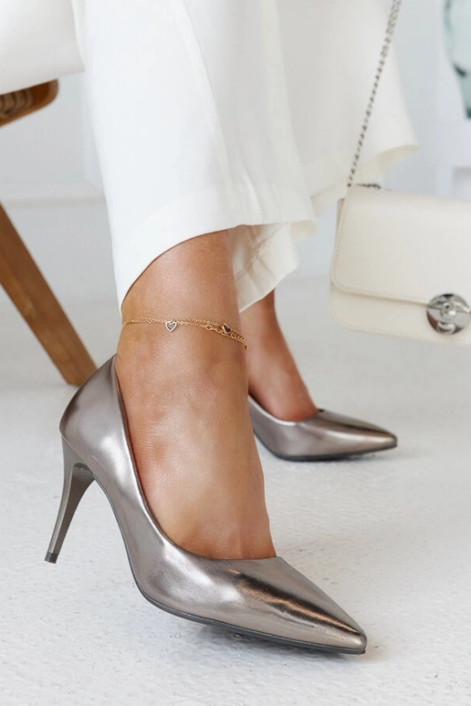 Graue metallische Pumps mit... Graue metallische Pumps mit...
