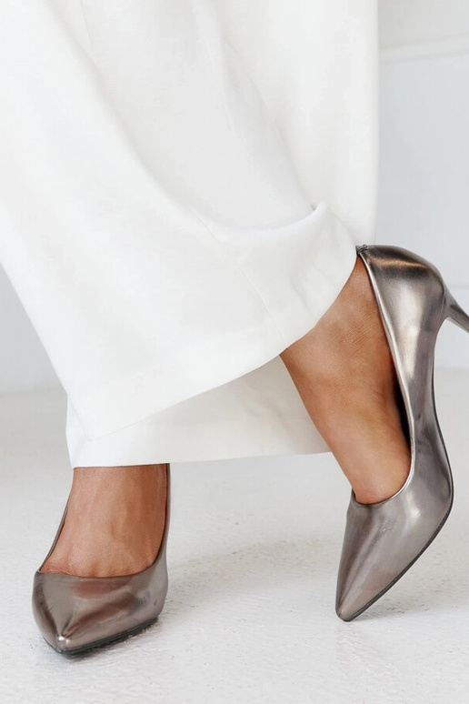 Graue metallische Pumps mit... Graue metallische Pumps mit...