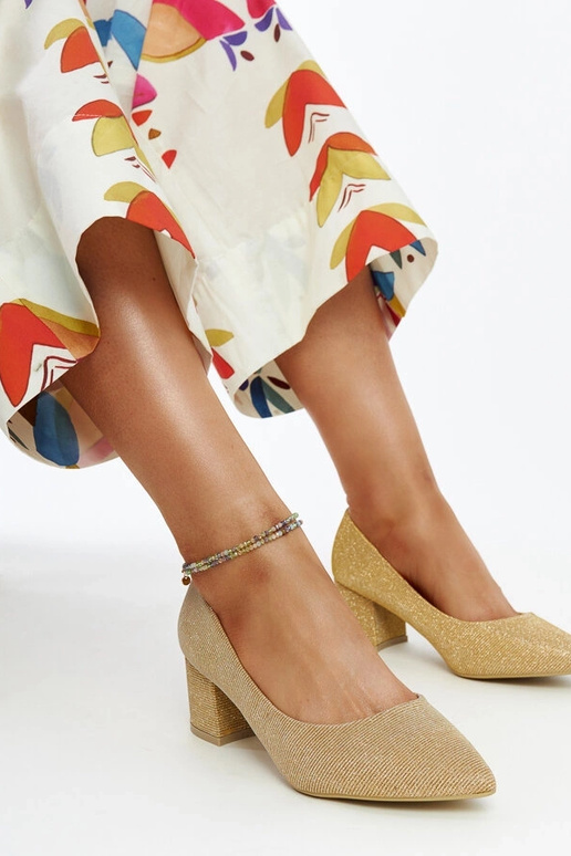 Goldene glänzende Pumps mit... Goldene glänzende Pumps mit...