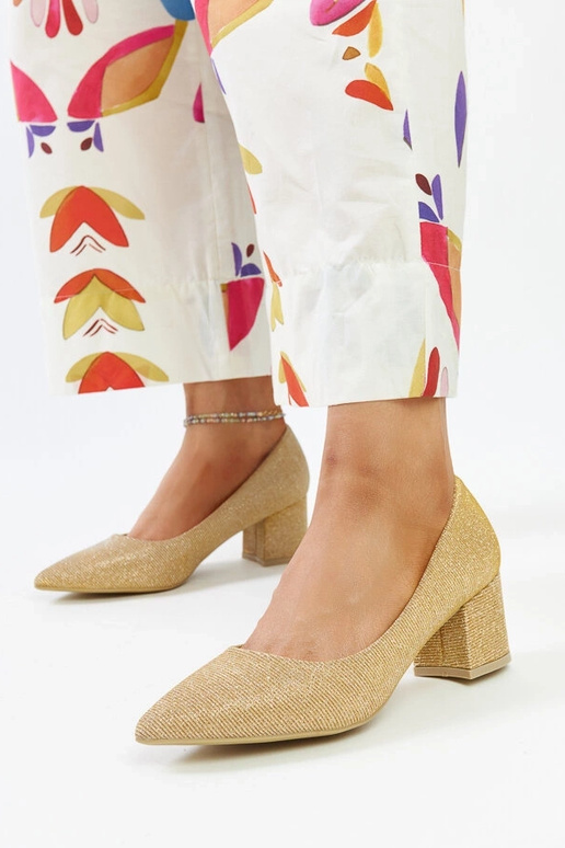 Goldene glänzende Pumps mit... Goldene glänzende Pumps mit...