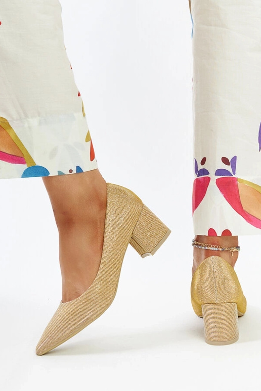 Goldene glänzende Pumps mit... Goldene glänzende Pumps mit...