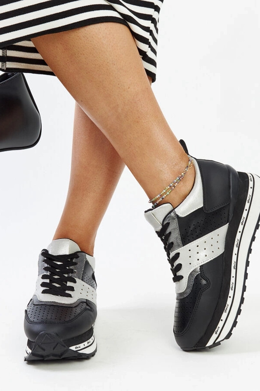 Schwarze Sneakers mit hoher Sohle...