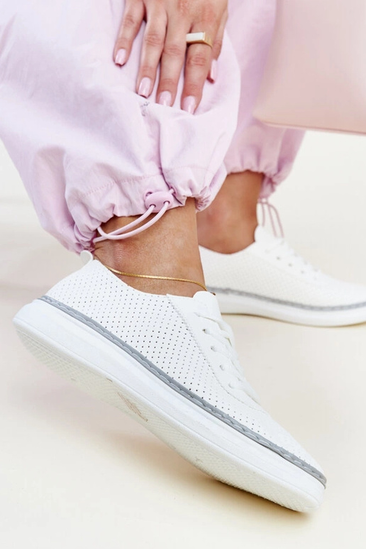 Weiße und graue durchbrochene... Weiße und graue durchbrochene...