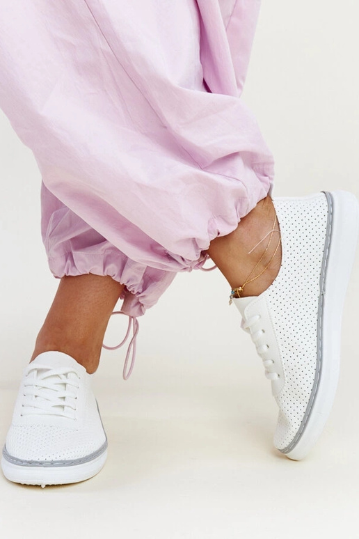 Weiße und graue durchbrochene... Weiße und graue durchbrochene...