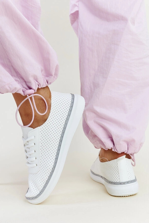 Weiße und graue durchbrochene... Weiße und graue durchbrochene...