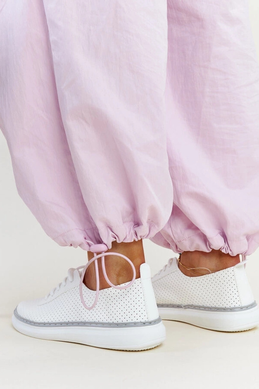 Weiße und graue durchbrochene... Weiße und graue durchbrochene...