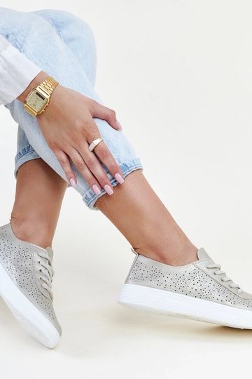 Goldene Sneakers aus...