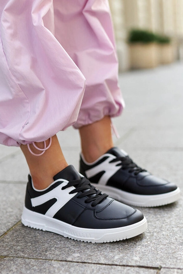 Schwarze Sport-Sneakers...