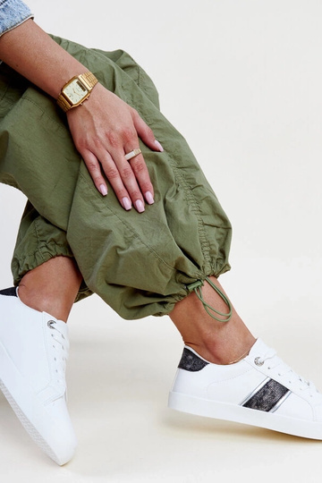 Schwarz-weiße Sneakers mit dekorativem Streifen Grada 2