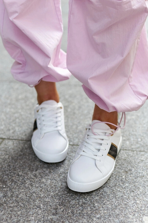 Weiße Sneakers mit dekorativem Riemen...