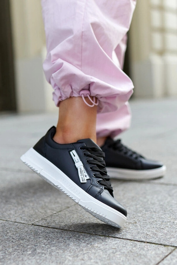 Schwarze Sneaker aus...