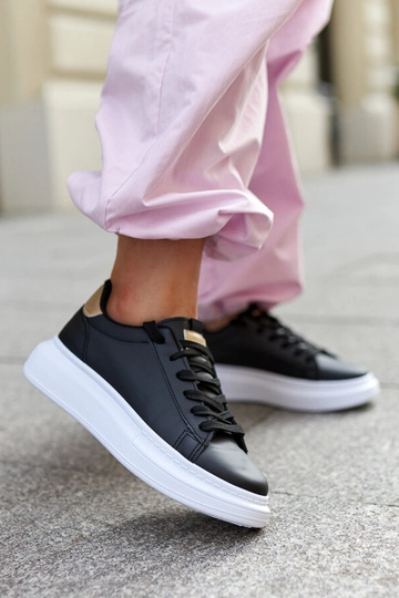 Schwarze Sneaker mit dicker...