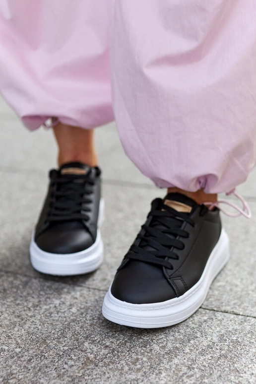 Schwarze Sneaker mit dicker Sohle Ivalu