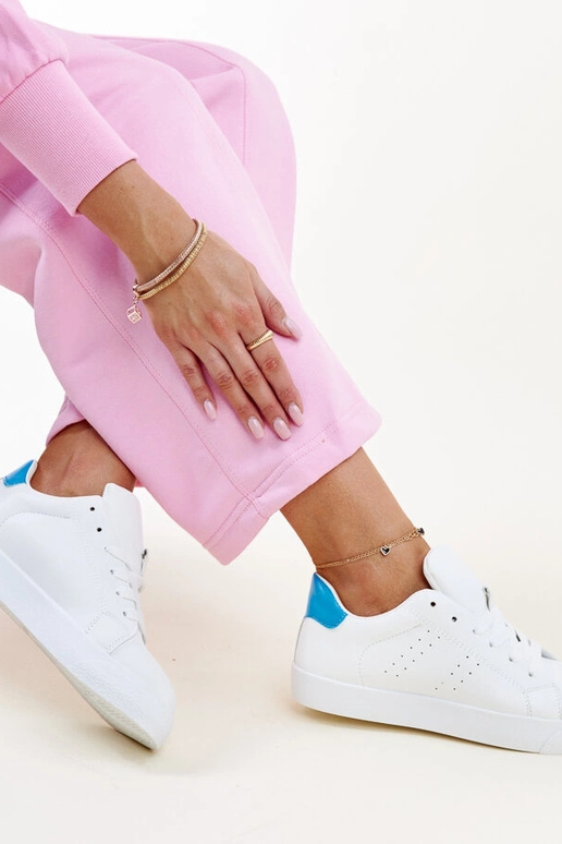 Weiße und blaue Akila-Sneakers