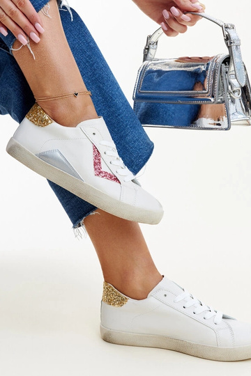 Weiße Sneaker mit „Worn“-Effekt von Gombol 2