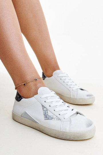 Weiße Sneaker mit „Worn“-Effekt von Gombol