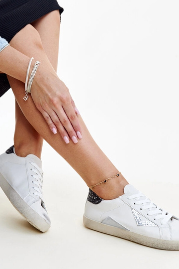 Weiße Sneaker mit „Worn“-Effekt von Gombol 2