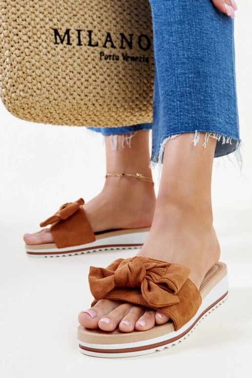 Mikhailas braune Flip-Flops mit... Mikhailas braune Flip-Flops mit...