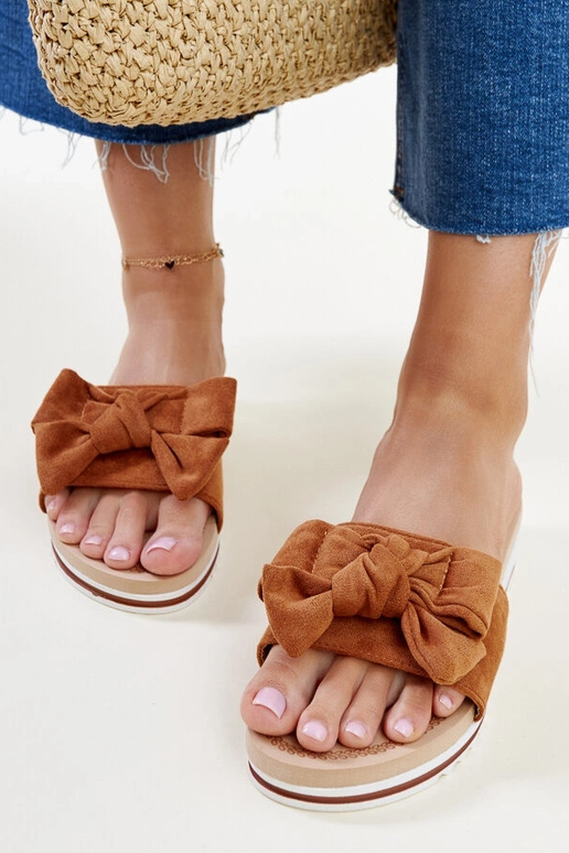 Mikhailas braune Flip-Flops mit... Mikhailas braune Flip-Flops mit...