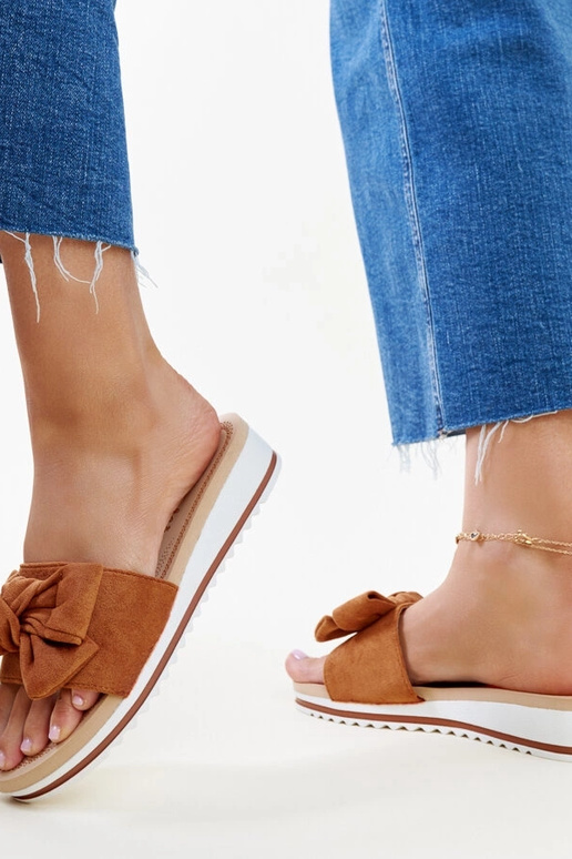 Mikhailas braune Flip-Flops mit... Mikhailas braune Flip-Flops mit...